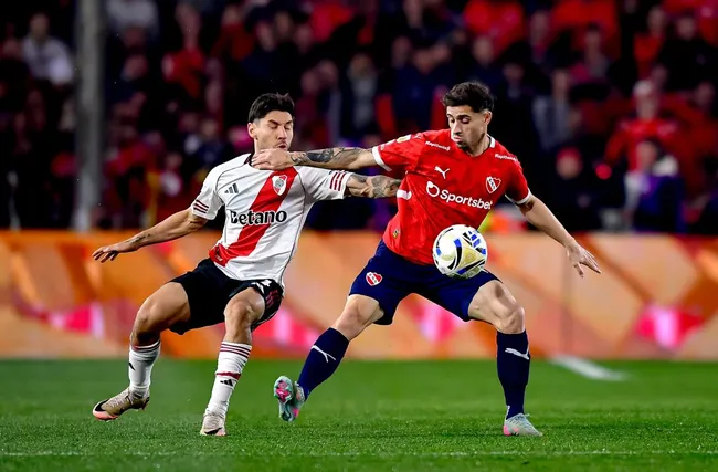 Walter Mazzantti en acción ante River Plate. (Marcelo Endelli/Getty Images).