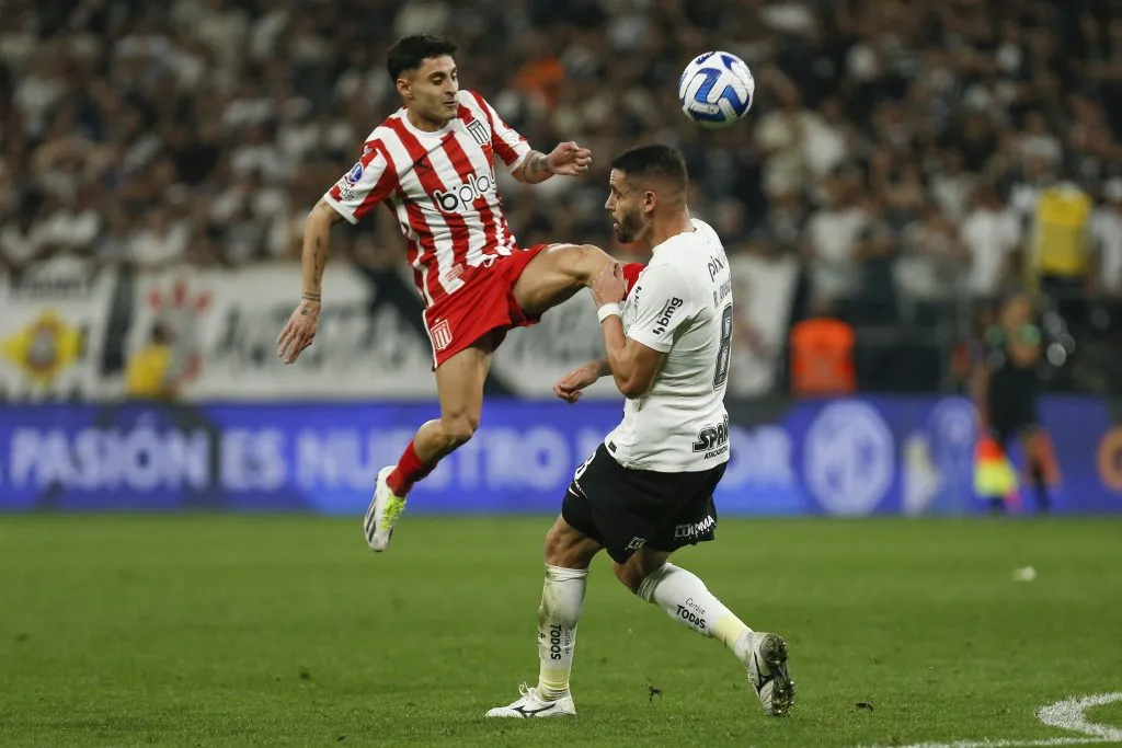 Javier Altamirano en acción por Estudiantes de La Plata ante Corinthians. (Ricardo Moreira/Getty Images).