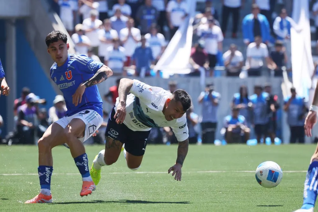 Javier Altamirano en acción durante el Clásico Universitario. (Jonnathan Oyarzun/Photosport).