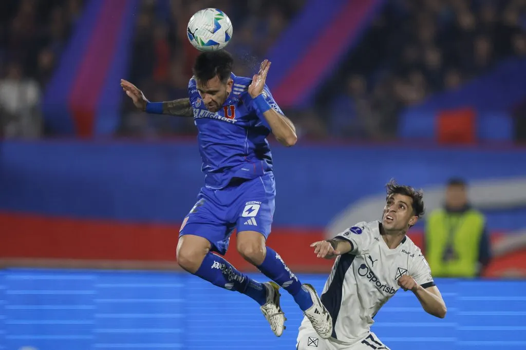 Walter Mazzantti mira desde abajo a Matías Zaldivia ganar una pelota aérea. (Andres Pina/Photosport).