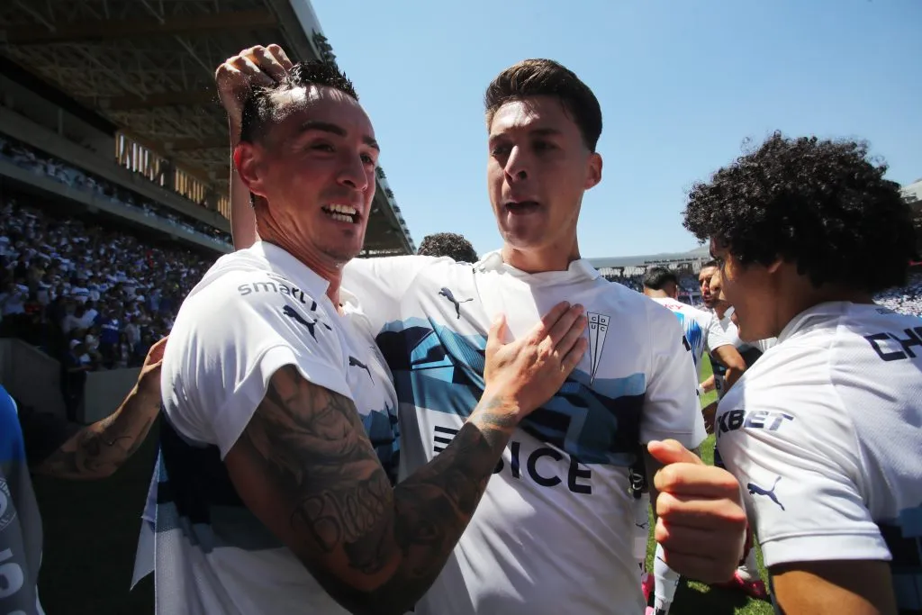 Tomás Asta-Buruaga y Eduard Bello felicitan al goleador de la jornada: Alfred Canales. (Jonnathan Oyarzun/Photosport).