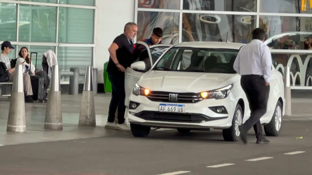 Nacho Vásquez tuvo que tomar taxi para llegar al hotel de la U. Foto: Cristián Fajardo, enviado especial de Redgol