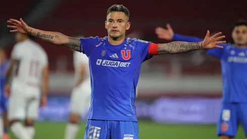 Aránguiz le dio el empate azul en Santiago a través de un tiro penal.