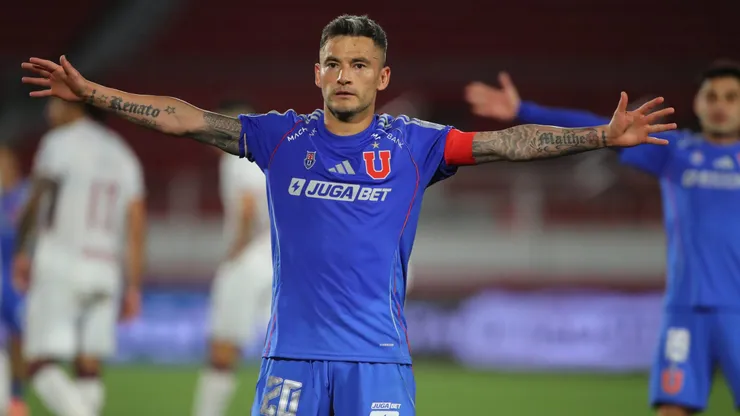 Aránguiz le dio el empate azul en Santiago a través de un tiro penal.