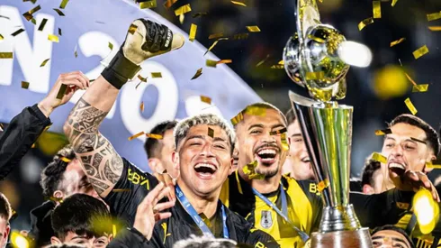 Cortés festeja su título en Peñarol