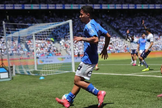 El momento del desgarro de Lucas Assadi. (Felipe Zanca/Photosport).