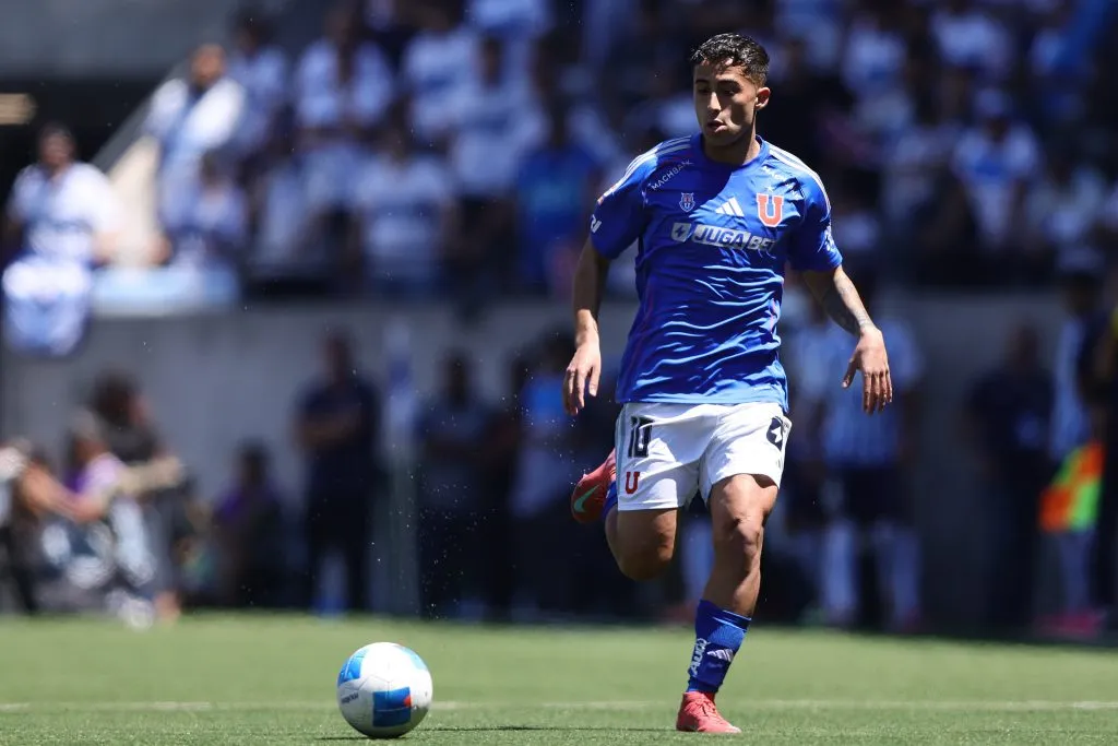 Lucas Assadi en acción ante Universidad Católica en el Claro Arena. (Felipe Zanca/Photosport).