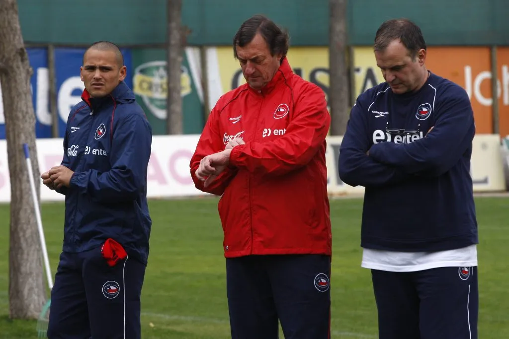 Humberto Suazo, Luis Bonini y Marcelo Bielsa en Juan Pinto Durán. (Marcelo Hernández | Photosport).