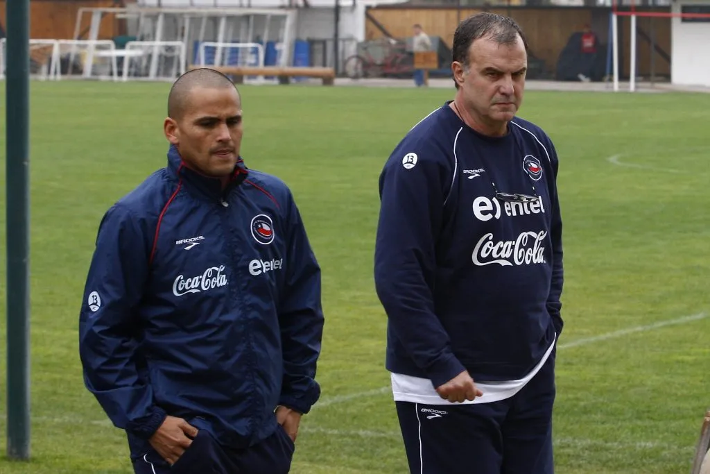 Humberto Suazo con Marcelo Bielsa en la Roja. (Foto: Marcelo Hernández | Photosport).