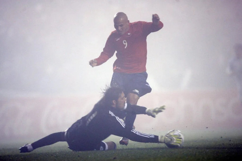 Humberto Suazo en acción frente al portero Dudú Aouate de Israel. (Marcelo Hernández | Photosport).