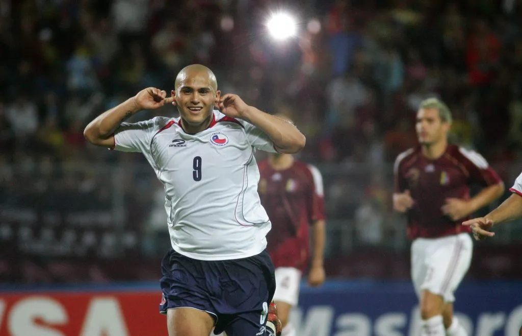 Humberto Suazo anotó un gol inolvidable ante Venezuela en condición de visitante. (Ignacio Iribarren | Photosport).