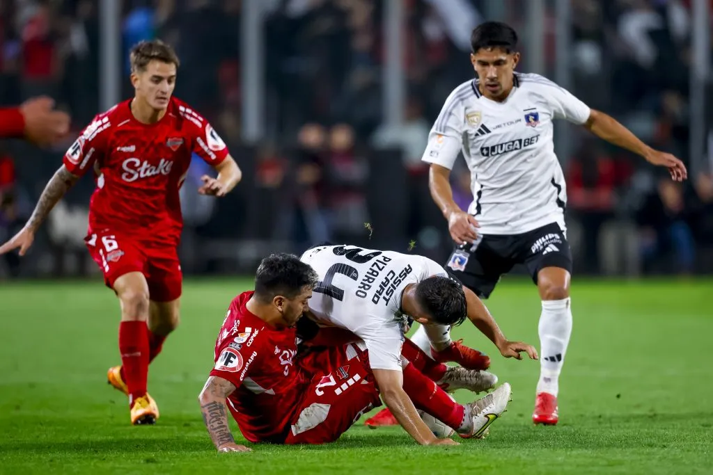 Vicente Pizarro y Salomón Rodríguez de Colo Colo. Lorenzo Reyes (en el piso) y Pablo Calderón por Ñublense. (Pepe Alvujar/Photosport).