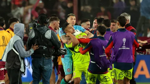 El arquero de Lanús toma del cuello a Nico Guerra