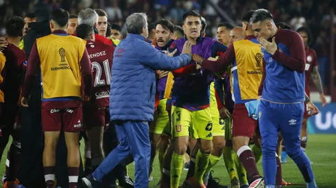Los jugadores de la U pelearon en el final del partido.