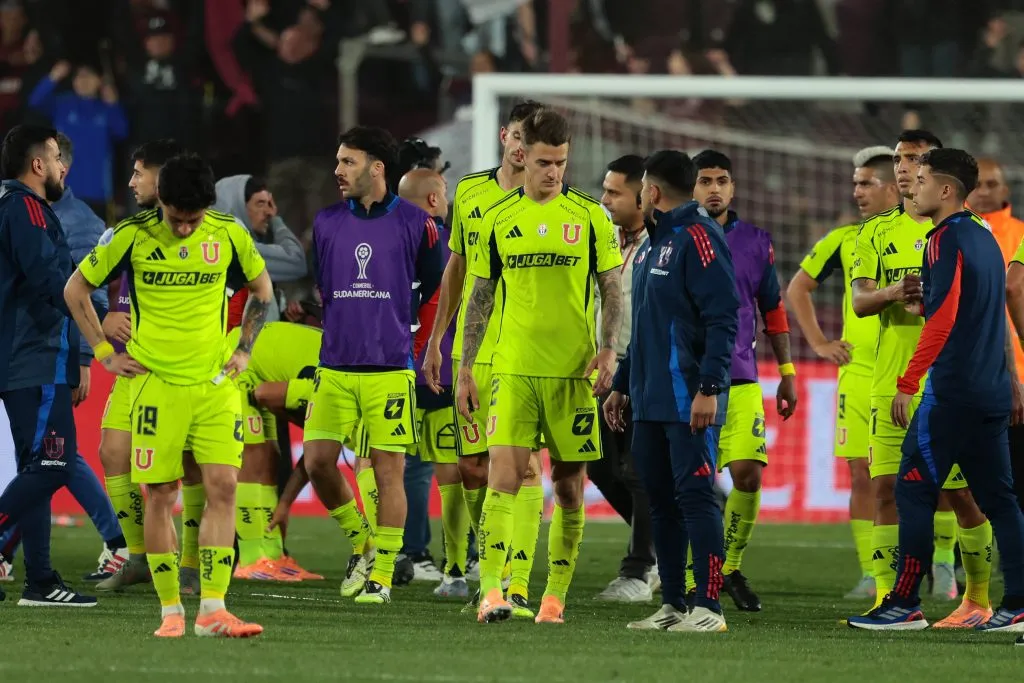 La pelea que tuvo la U con Lanús en el final del partido por Copa Sudamericana escondió una agresión por la que no hubo castigo. Foto: Photosport.