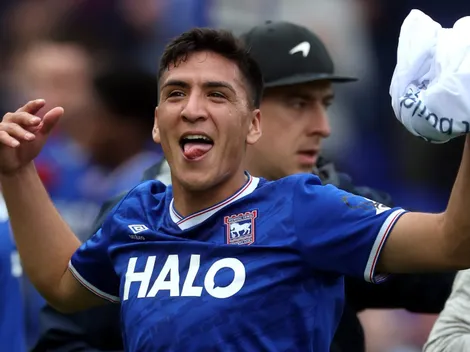 A lo Riquelme: Marcelino Núñez anota dos goles de tiro libre en Ipswich