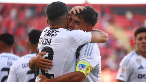 Pizarro y Cepeda celebran el gol del primero. Los mejores de Colo Colo.