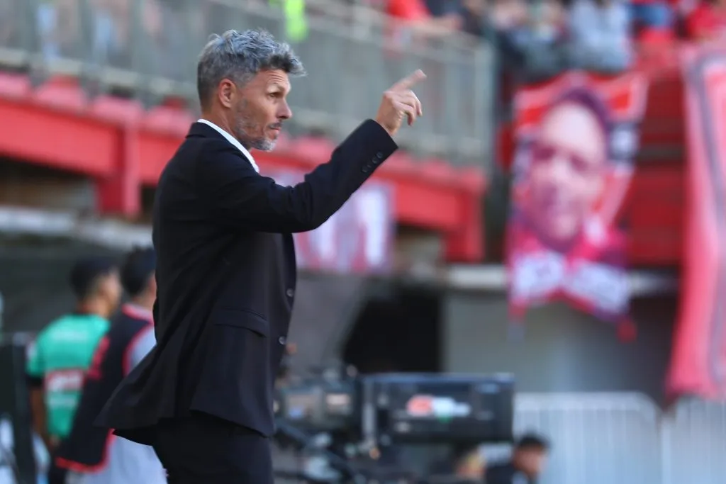 Le dicen a Fernando Ortiz que Vidal tiene que ser suplente en Colo Colo. Foto: Eduardo Fortes/Photosport