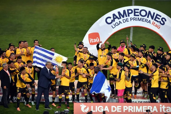 Sebastián Galani recibió el trofeo de manos de Pablo Milad, el presidente de la ANFP. (Alejandro Pizarro Ubilla/Photosport).