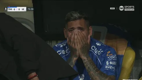 Rodrigo Piñeiro sufre en el banco de Everton