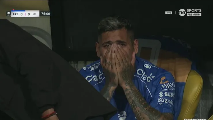 Rodrigo Piñeiro sufre en el banco de Everton