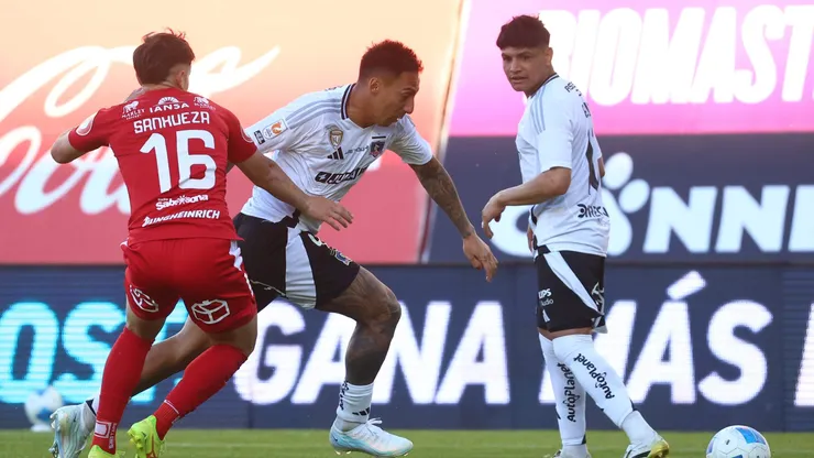 Javier Correa erró varias opciones de gol ante Ñublense.