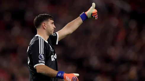 Dibu Martínez una vez más regaló un gol.