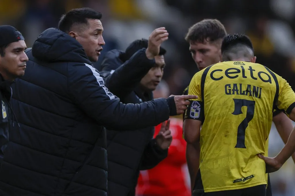 Miguel Pinto aprovechó su rol de líder en el plantel de Coquimbo, ahora desde el cuerpo técnico. Foto: Andrés Pina/Photosport