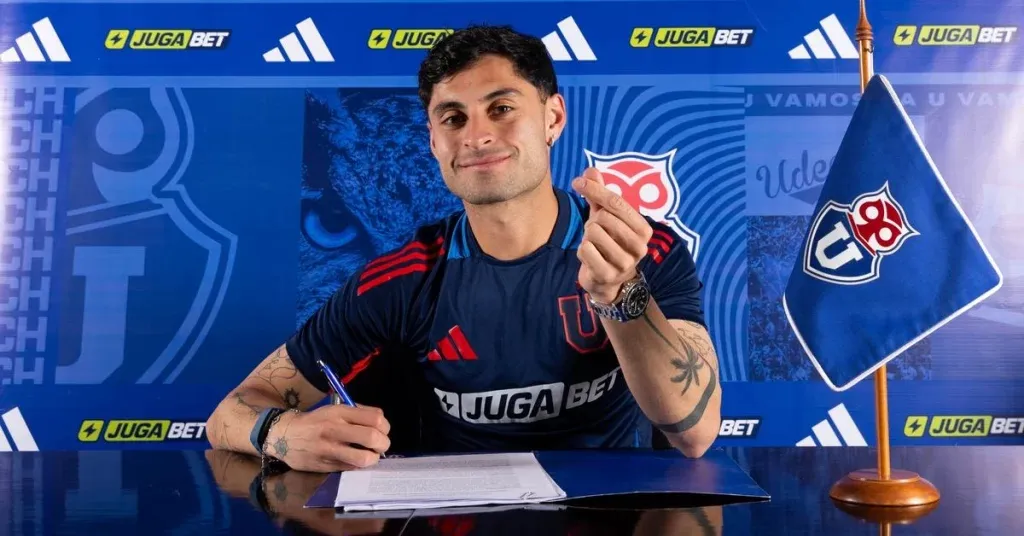 Javier Altamirano firmó su renovación en la U. Foto: U de Chile.