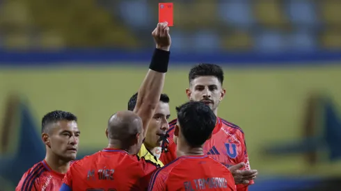 Los árbitros aseguran el partido de la U vs Everton.