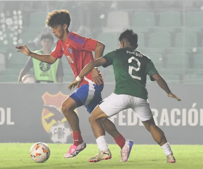 Zidane Yáñez en acción ante Bolivia por el Sudamericano Sub 17. (Foto: La Roja).