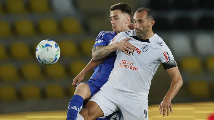 Franco Calderón marca a Hernán Barcos, el experimentado goleador de Alianza Lima.