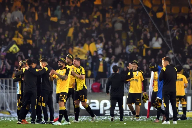 Juan Cornejo celebra junto a sus compañeros de Coquimbo Unido. Es el que va a saludar al de la mano arriba. (Alejandro Pizarro Ubilla/Photosport).