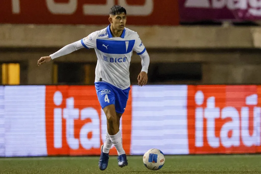 Ignacio Pérez en acción por la Católica durante la temporada 2025. (Andres Pina/Photosport).