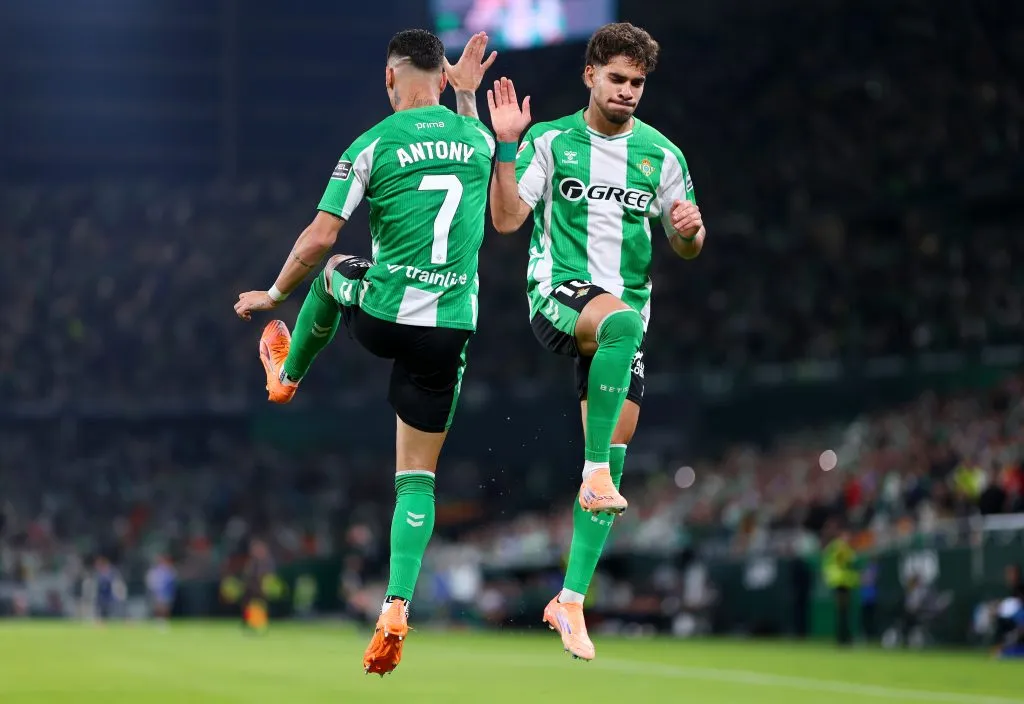 Abde festeja junto a Antony, la gran figura del Betis. (Fran Santiago/Getty Images).