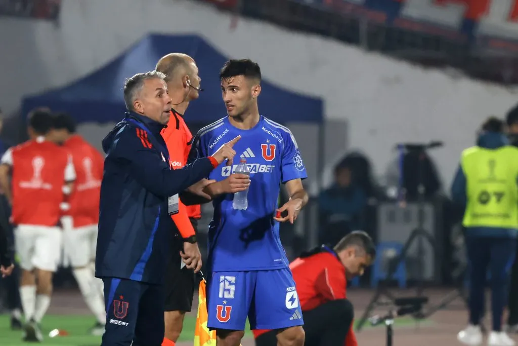 Gustavo Álvarez sabe que tiene jugadores a mitad de máquina en la U. Foto: Jonnathan Oyarzun/Photosport