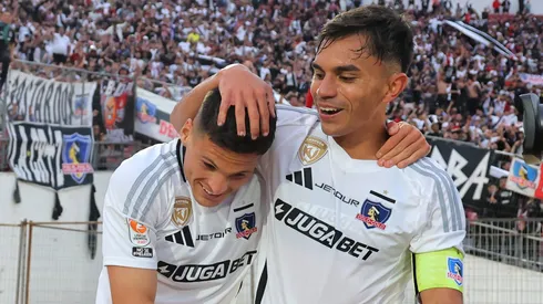 Vicente Pizarro felicita a Lucas Cepeda por un gol ante Deportes Limache.