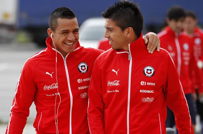 Gonzalo Fierro junto a Alexis Sánchez en la selección chilena. (ANDRES PINA/PHOTOSPORT).
