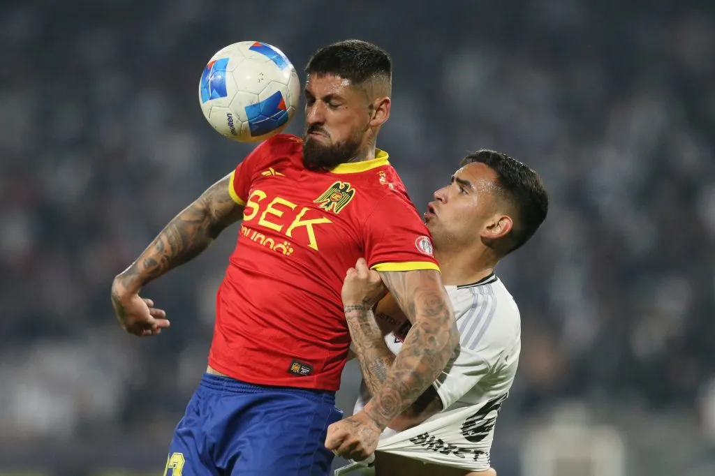Colo Colo puede tener una línea de tres para enfrentar a Unión Española. Foto: Photosport.