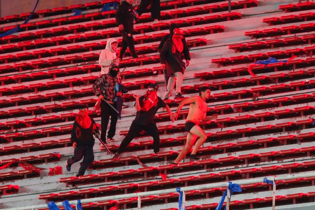 Una de las duras imágenes en Avellaneda con hinchas de U de Chile