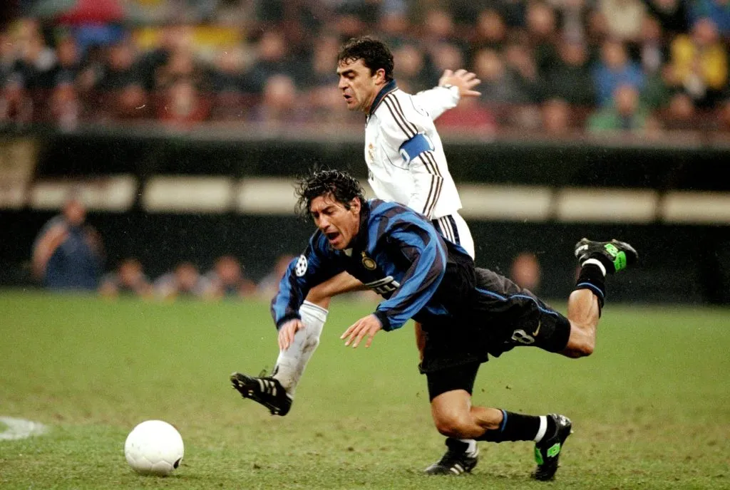 Iván Zamorano jugando contra Real Madrid por Inter de Milán. Foto: Getty