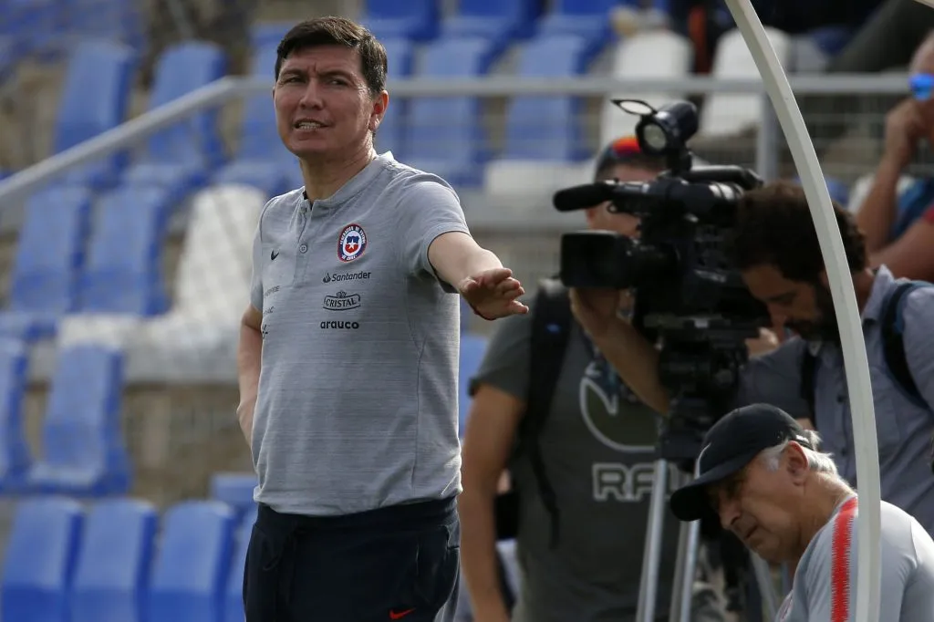 El Flaco Leiva se pone a la fila para apoyar con ilusión a La Roja sub 17 de Sebastián Miranda pese a debut con derrota ante Francia en el Mundial.