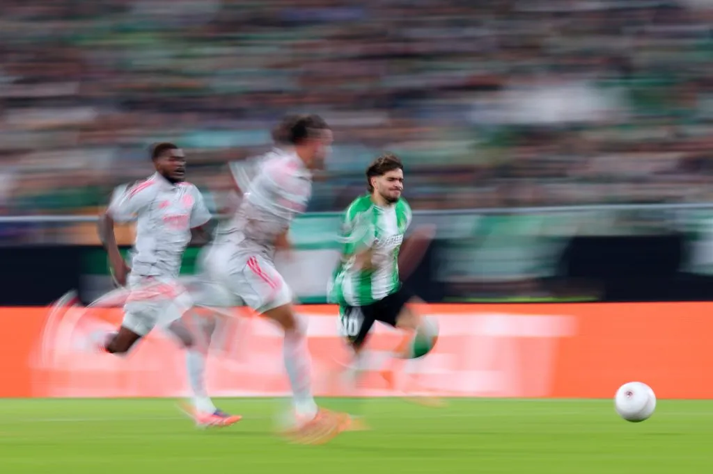 El Betis gana en Europa League y Pellegrini se gana un 7,5 de la prensa… con mensaje directo a la directiva.