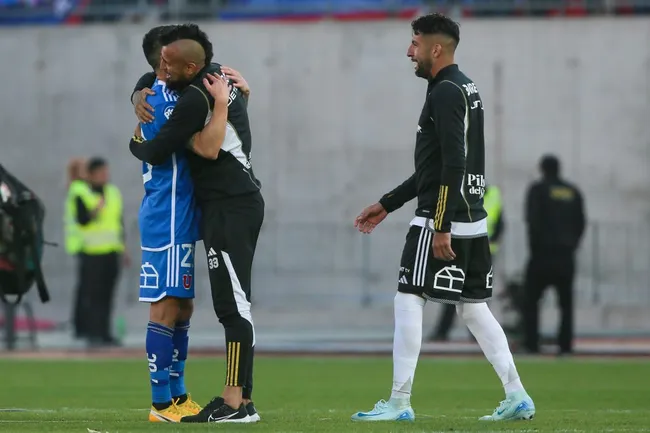 Arturo Vidal no tuvo ningún problema en firmar una camiseta de la U con el 20 de Charles Aránguiz. | Foto: Photosport.