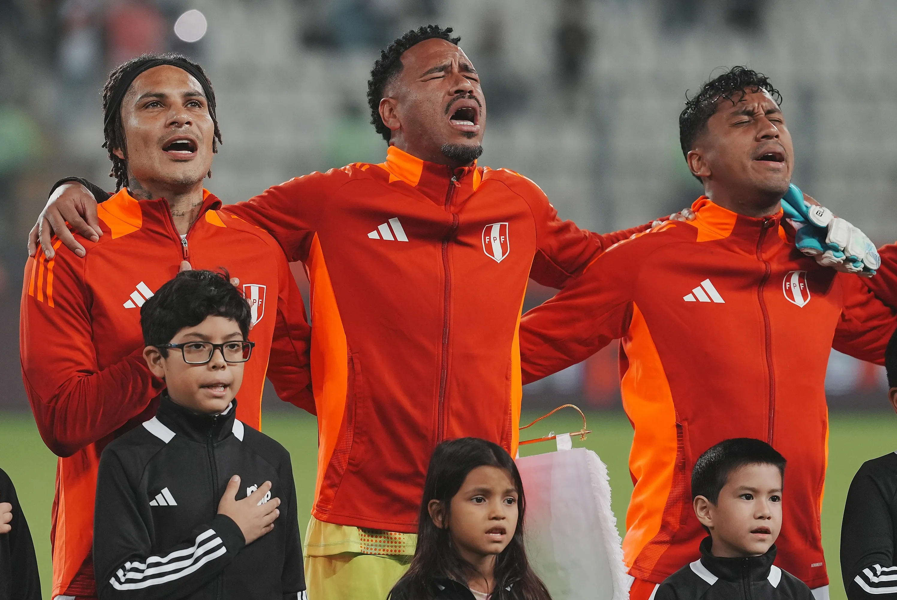 Paolo Guerrero, Pedro Gallese y Renato Tapia, tres referentes de la selección peruana. (Raul Sifuentes/Getty Images).