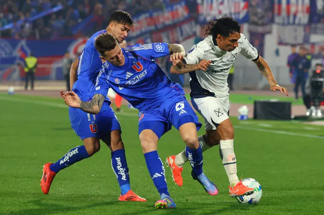Luciano Cabral en acción ante Universidad de Chile. Está muy cuestionado por los hinchas del Rojo. (Marcelo Hernandez/Getty Images).