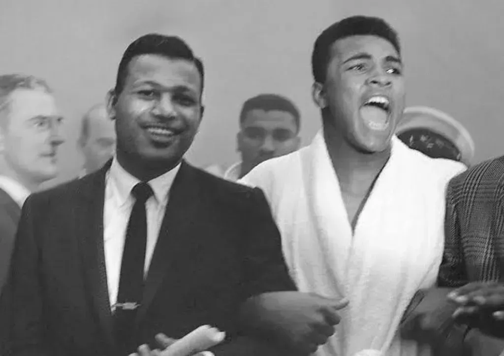 Sugar Ray Robinson (Izq.) y Muhammad Ali (Der.) forjaron una amistad fuera del ring.  (Foto: Archivo)