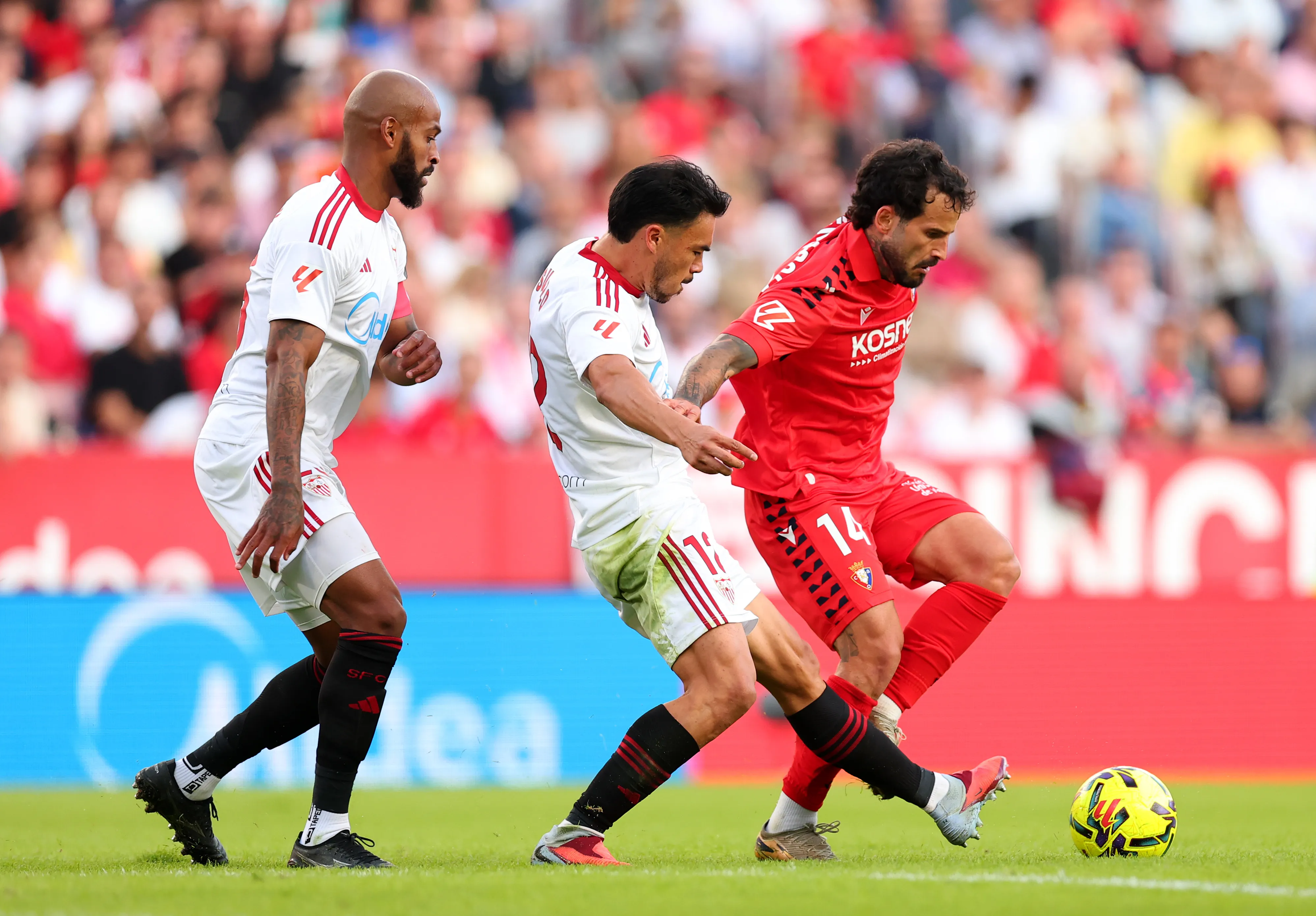 Gabriel Suazo marca a Rubén García ante la mirada de su compañero Marcao. (Fran Santiago/Getty Images).