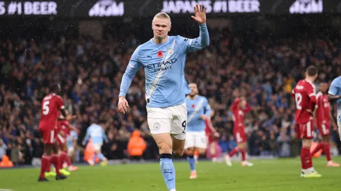 Erling Haaland se perdió un penal y lo arregló con un golazo para abrir el triunfo del Manchester City ante Liverpool.