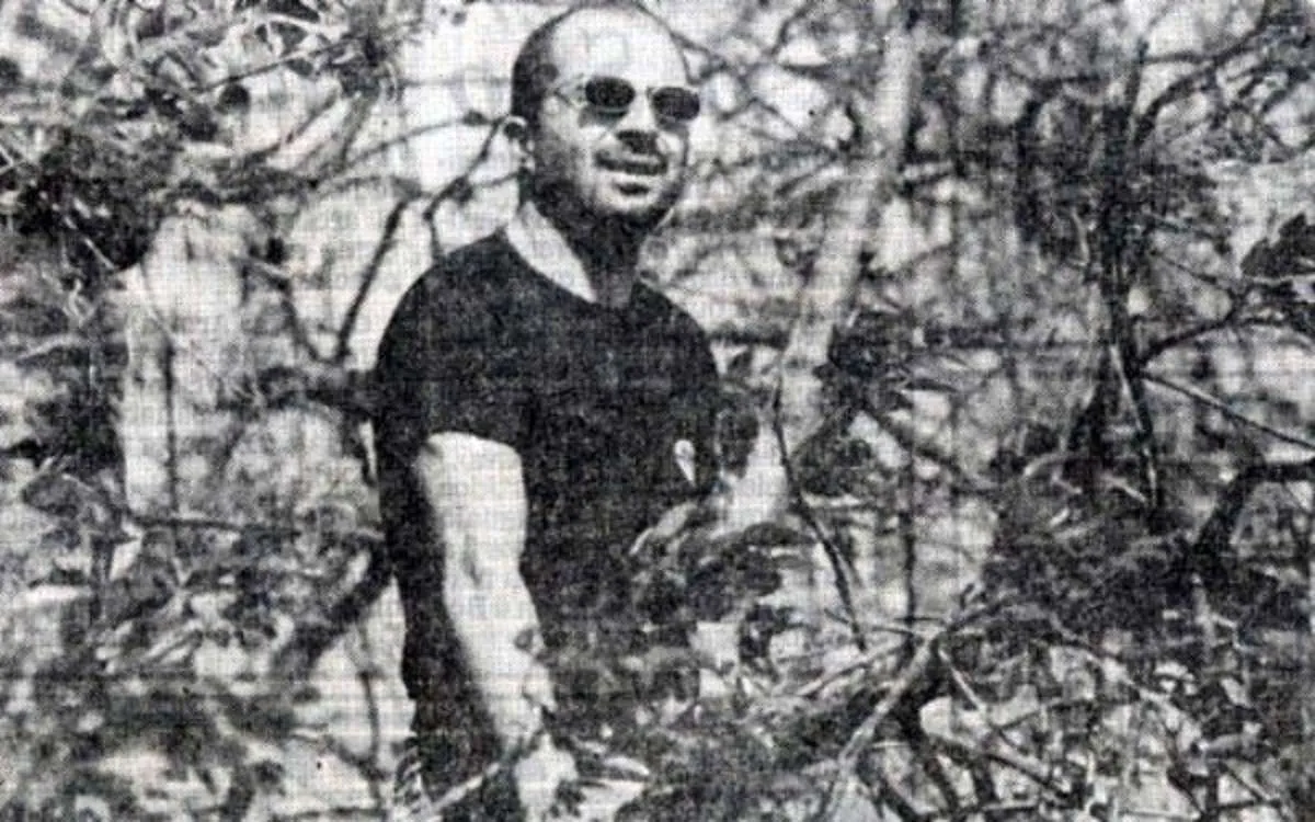 Sampaoli dirigiendo desde un árbol. Imagen: archivo